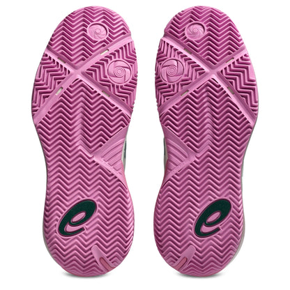 The outsoles of a pair of padel shoes, featuring a textured pink and purple chevron pattern with a dark green stylized 'e' logo near the heel.